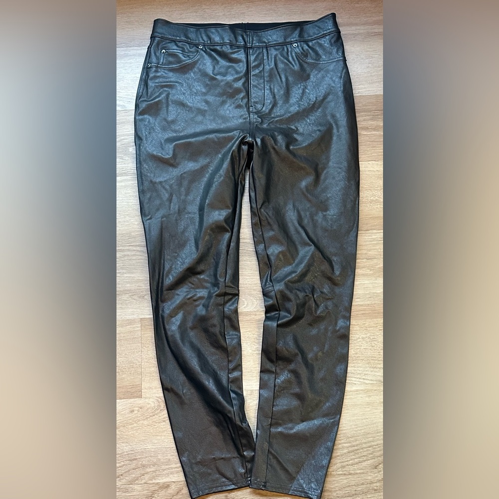 Spanx Faux Leather ankle pants with Pocket’s size Large

*NEVER WORN* NWOT